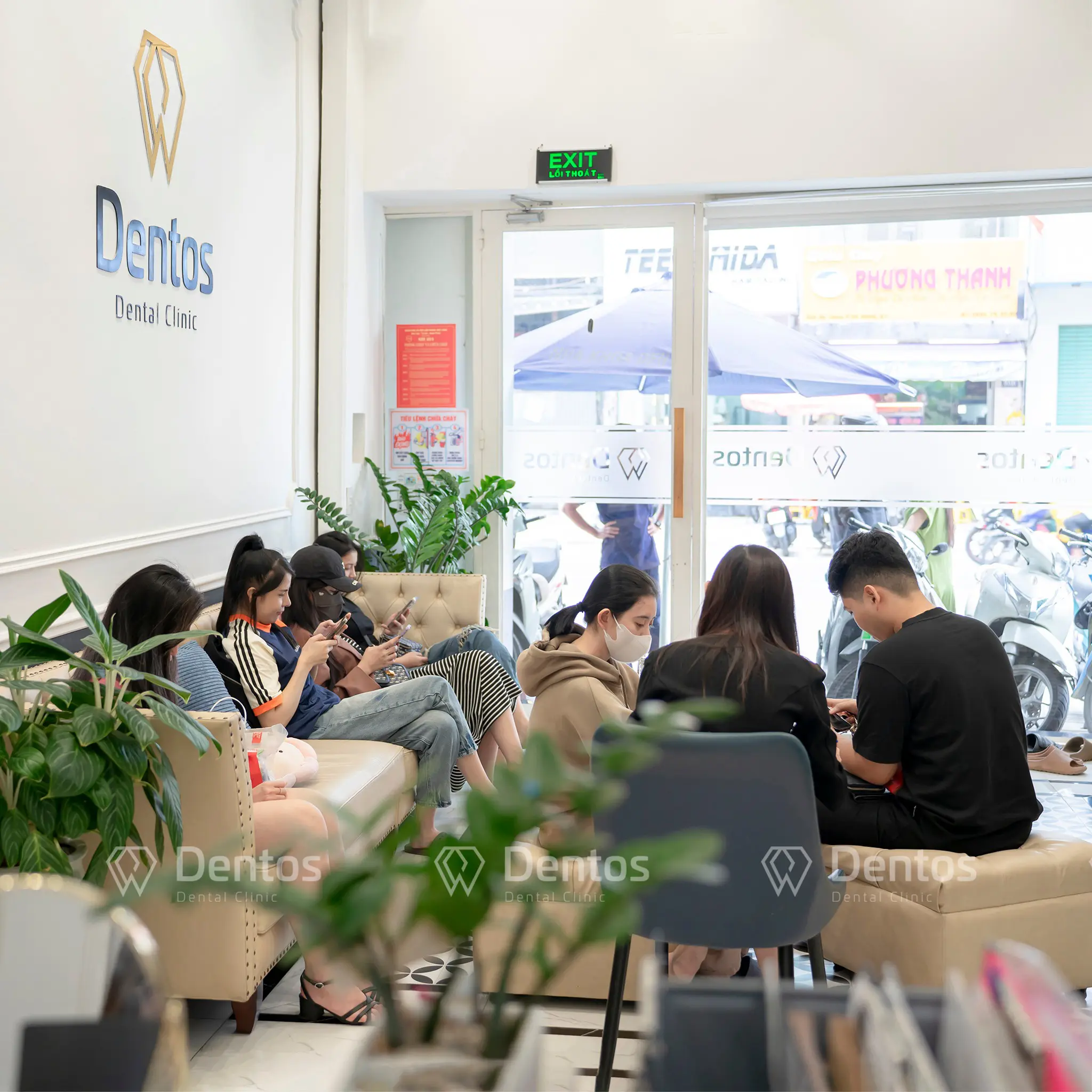 Đội ngũ nhân viên Dentos luôn sẵn sàng tư vấn và chăm sóc nhiệt tình